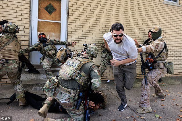 آغاز خشونت ترامپ با مهاجران؛ خیابان‌های شیکاگو تبدیل به منطقه جنگی شد | تصاویر