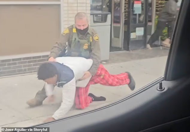 آغاز خشونت ترامپ با مهاجران؛ خیابانهای شیکاگو تبدیل به منطقه جنگی شد | تصاویر