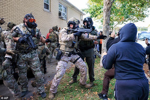 آغاز خشونت ترامپ با مهاجران؛ خیابانهای شیکاگو تبدیل به منطقه جنگی شد | تصاویر