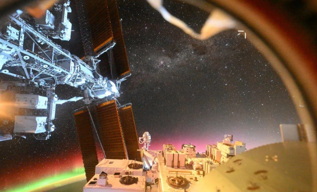 عکس خیرهکننده فضانورد ژاپنی از شفق قطبی | کهکشان راه شیری را بالای افق زمین ببینید