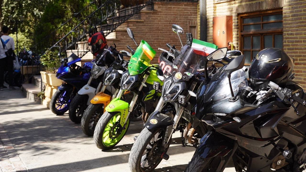 از امامزاده معصوم(ع) تا موزه هفتچنار با خودروهای کلاسیک همایش خودروهای کلاسیک