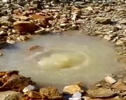 فوران پرفشار آب سرچشمه همه را متعجب کرد | ارتفاع عجیب آب را ببینید | زمین نفس کشید یا لوله‌ای ترکیده است؟ + ۳ فیلم