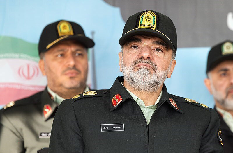 فرزند شهید فراجا در آغوش سردار رادان + ویدئو فرزند شهید فراجا در آغوش سردار رادان + ویدئو