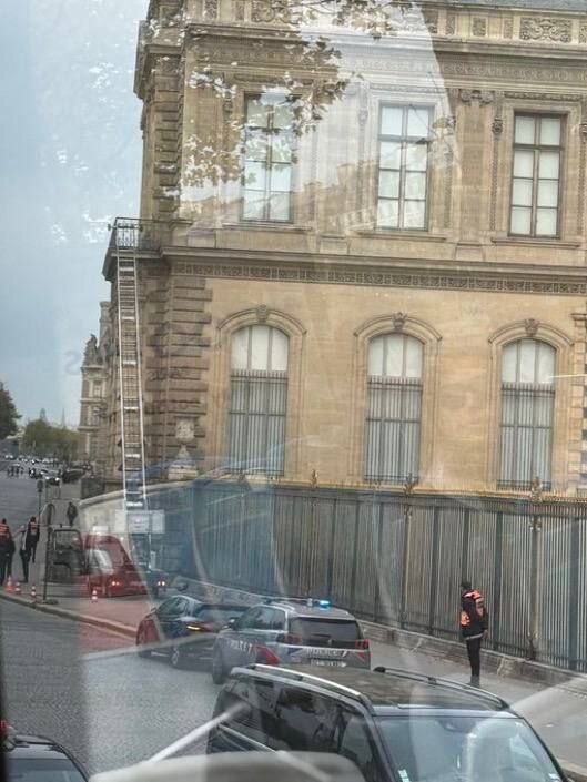 دزدان از اینجا وارد موزه لوو شدند  + ویدئو | سارقان تنها ۷ دقیقه وقت صرف کردند | تاج همسر ناپلئون ب هسرقت رفت