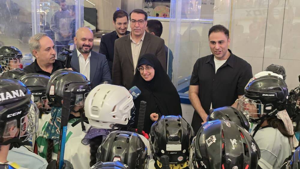 رئیس کمیته ورزش شورای شهر در جمع دختران هاکی روی یخ ایران هاکی