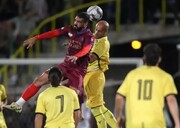 بوسه فوتبالیست ایرانی بر دستان مادر پس از زدن گل+ عکس | این لحظه زیبا را ببیند