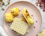 عکس العمل جالب و عجیب مرد کره ای بعد از خوردن بستنی ایرانی | فیلم