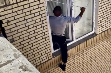 لحظات نفسگیر نجات کودک ۳ ساله | مردم خونسردی خود را حفظ کنند + فیلم