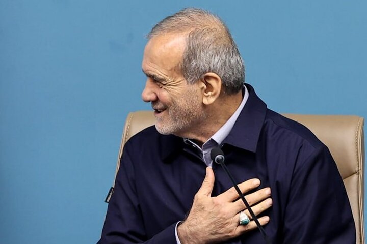 عطسه‌های پی در پی پزشکیان وسط سخنرانی و خنده‌های حاضرین در جلسه