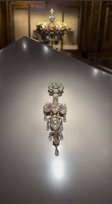 جواهراتی که از موزه لوور دزدیده شد | تصاویر و جزئیات