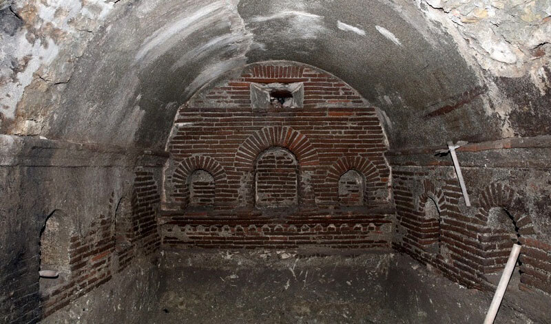 کشف اتاقک زیرزمینی ۱۶۰۰ ساله در جریان آواربرداری زلزله | عکس