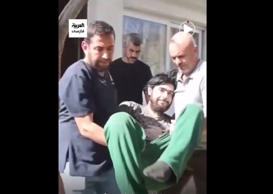 این پسر جوان سه سال حمام نکرده! + ویدئو | لبخند و خونسردی خاص او هنگام خروج از خانه