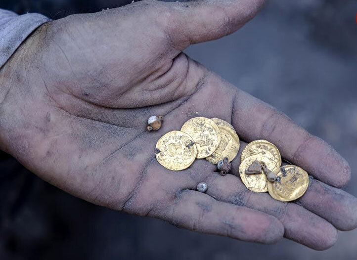 بیرون آمدن گنج سکههای دوران بیزانس از زیر خاک | عکس