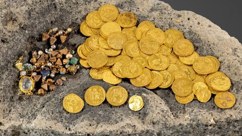 بیرون آمدن گنج سکههای دوران بیزانس از زیر خاک | عکس