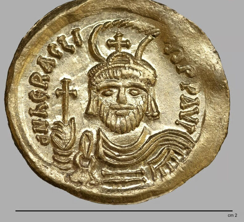 بیرون آمدن گنج سکههای دوران بیزانس از زیر خاک | عکس