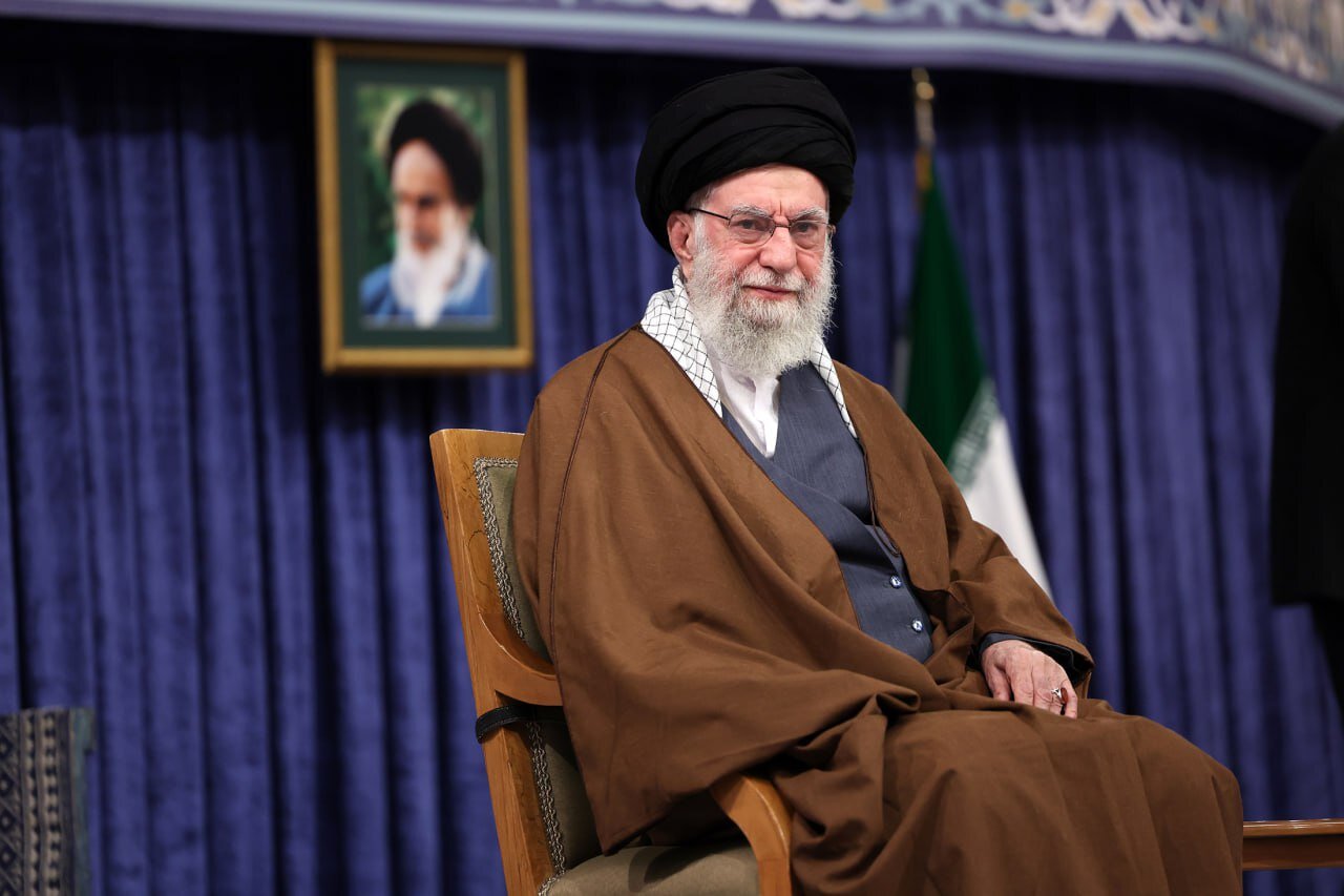 رهبر انقلاب خطاب به ترامپ: اصلاً شما چه کاره هستی؟! | پاسخ به ادعای از بین بردن صنعت هستهای ایران؛ به همین خیال باش! رهبر انقلاب