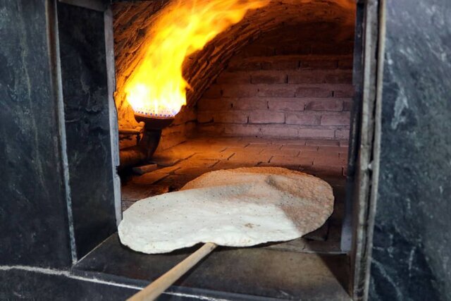 بوی نان تازه میآید همی!