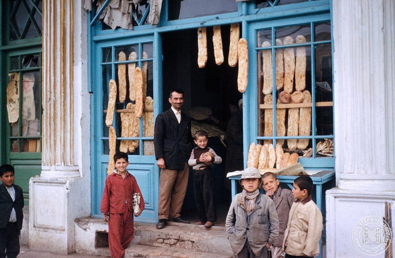 بوی نان تازه میآید همی!