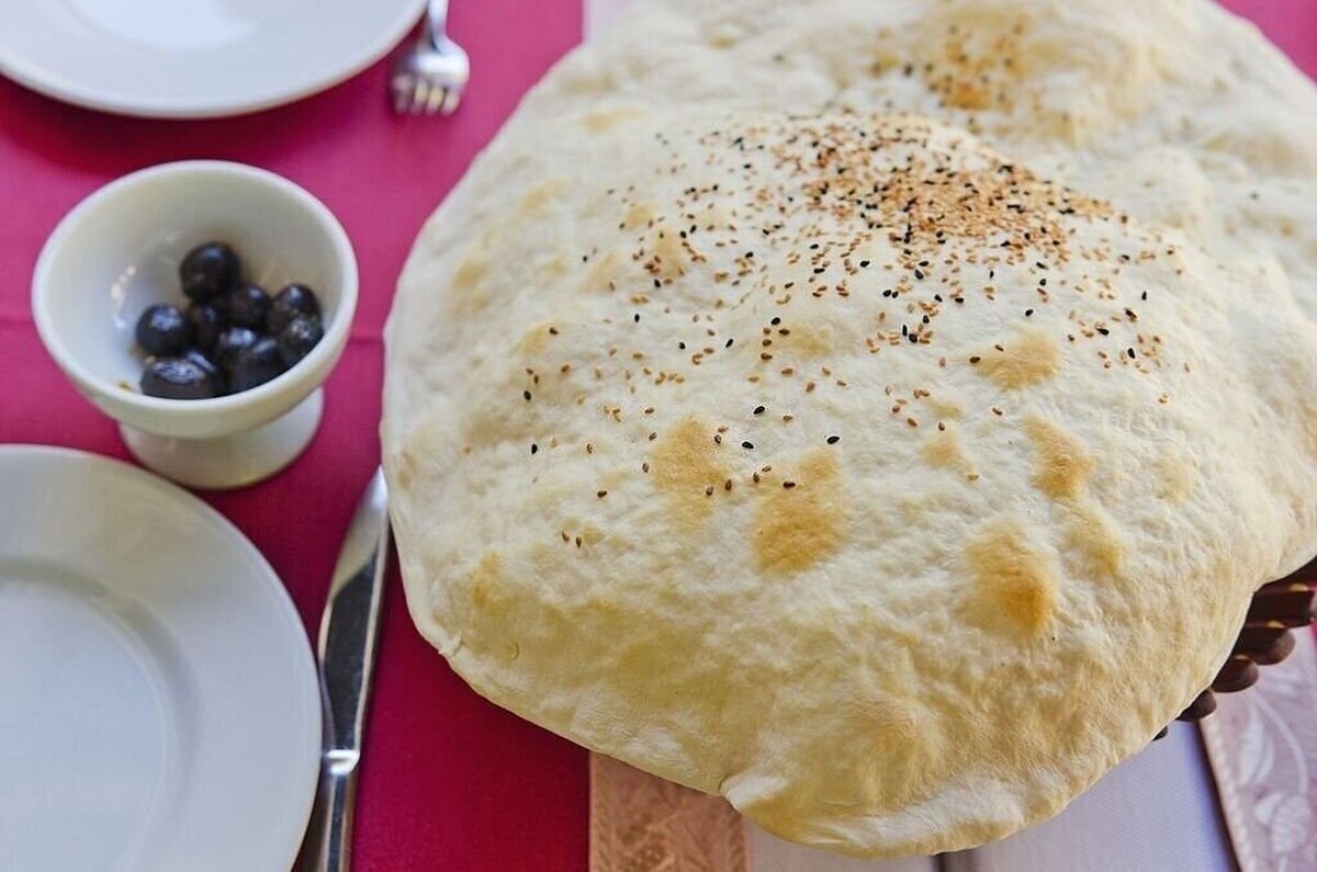 بوی نان تازه می‌آید همی!