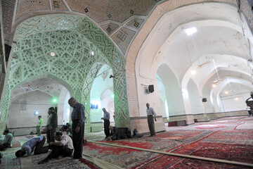 فیلم | ستون‌های سنگی این مسجد نور می‌دهند