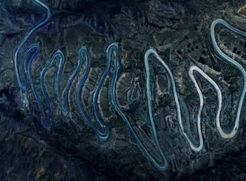 کمتر کسی جرأت پیمودن پر پیچ ترین جاده ایران را دارد؛ فیلم این جاده را از ارتفاع ۷۰۰ متری ببینید | شاهکاری آرمیده بر دامن کوه‌های البرز