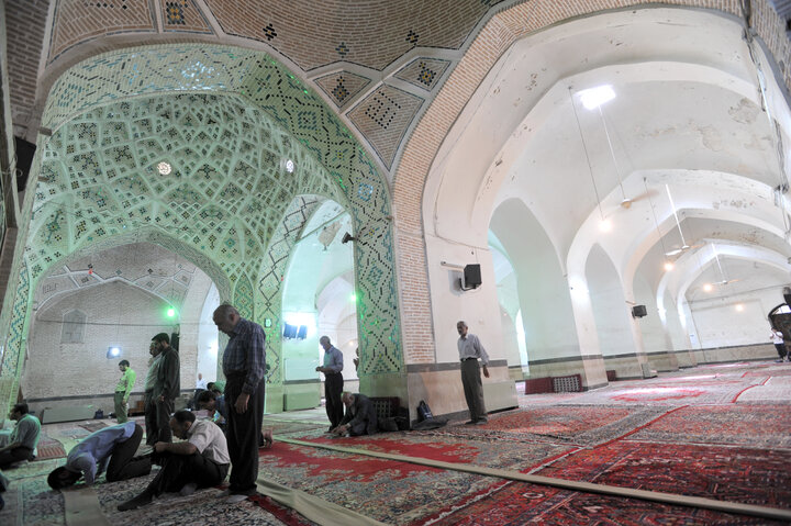 فیلم | ستون‌های سنگی این مسجد نور می‌دهند