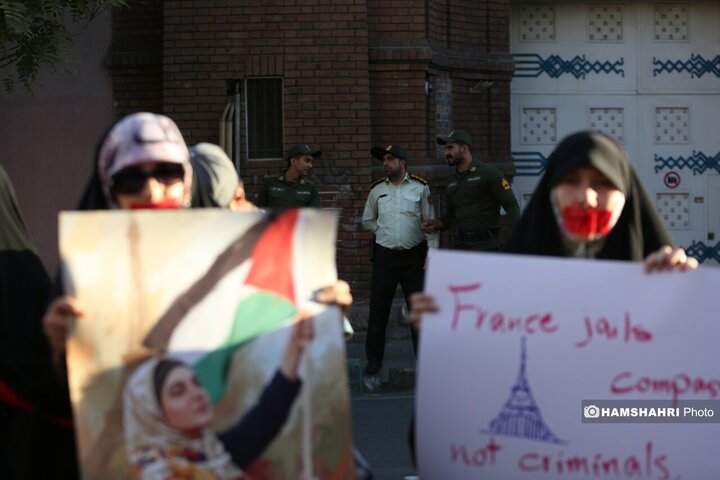 تحصن دانشجویان مقابل سفارت فرانسه