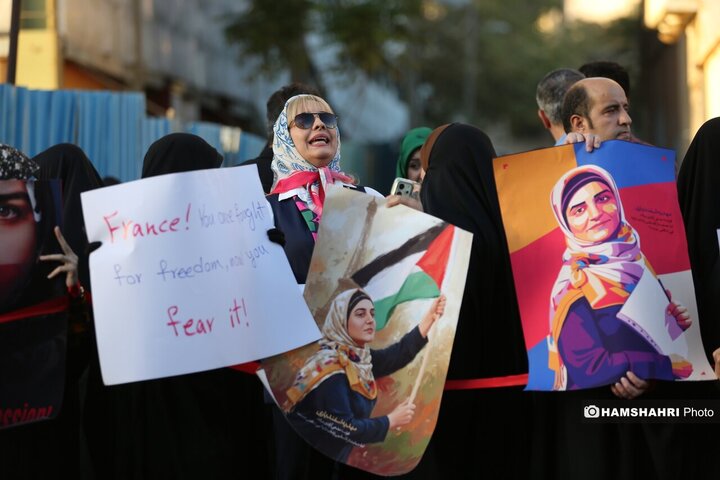 تحصن دانشجویان مقابل سفارت فرانسه