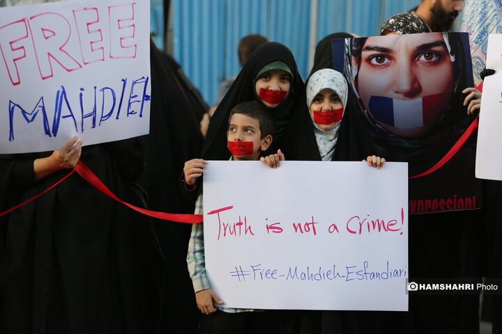 تحصن دانشجویان مقابل سفارت فرانسه