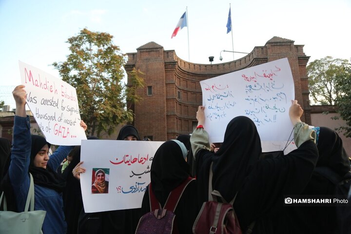 تحصن دانشجویان مقابل سفارت فرانسه
