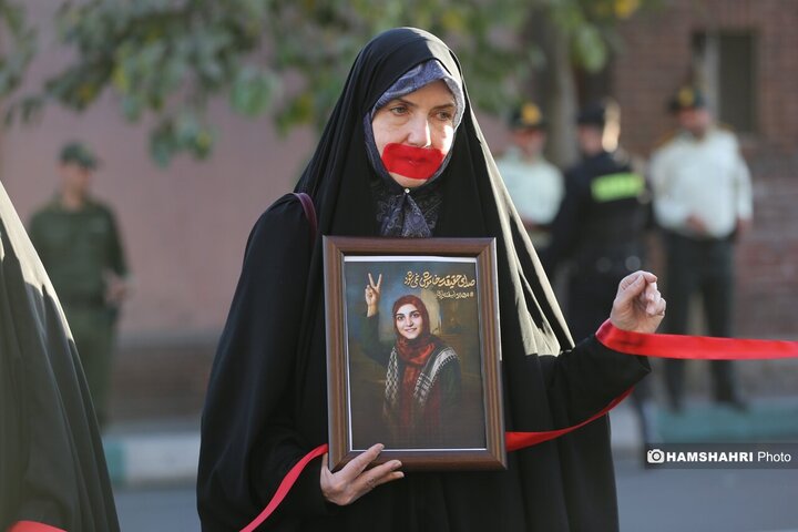 تحصن دانشجویان مقابل سفارت فرانسه