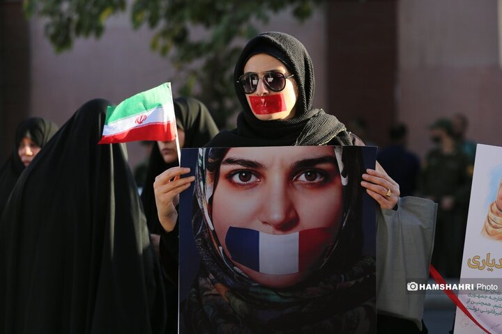 تحصن دانشجویان مقابل سفارت فرانسه