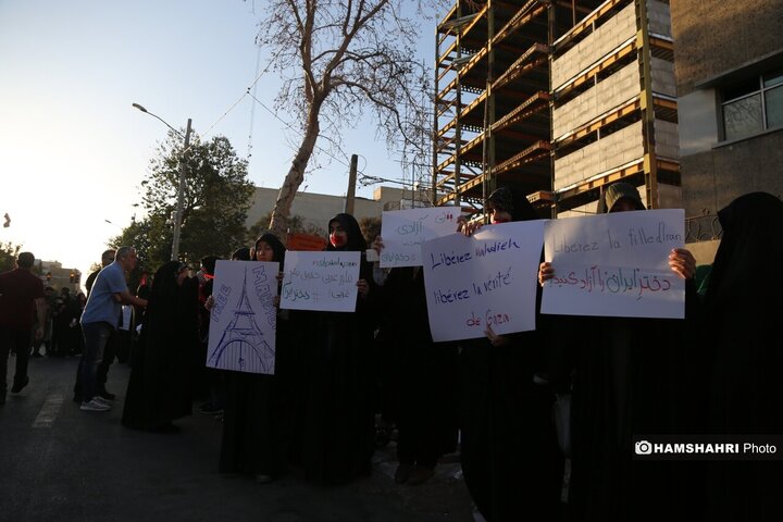 تحصن دانشجویان مقابل سفارت فرانسه
