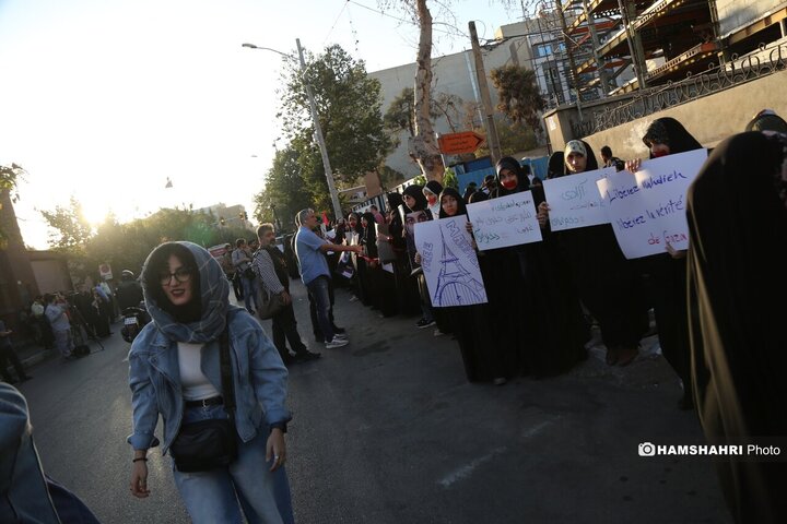 تحصن دانشجویان مقابل سفارت فرانسه