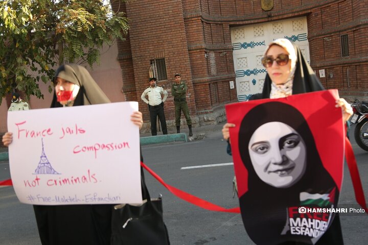 تحصن دانشجویان مقابل سفارت فرانسه