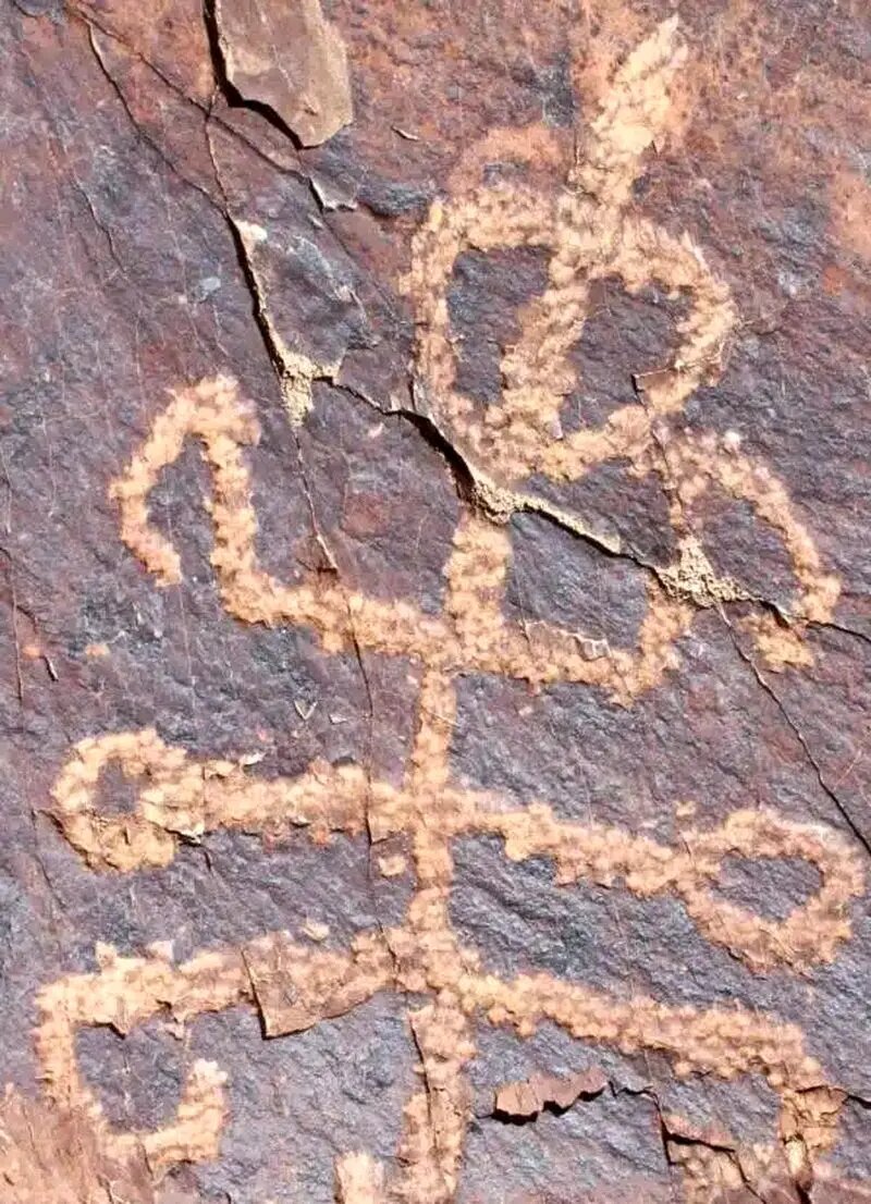 نگارهای عجیب در ایران؛ موجودی نه کاملاً حشره، نه کاملاً انسان! | عکس