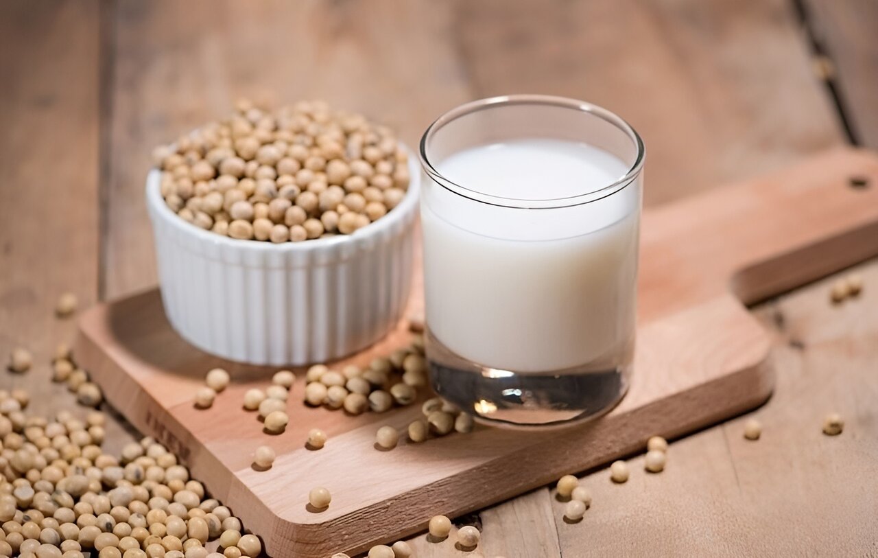 شیر سویا چگونه درست میشود ؟ ؛ روش تهیه شیر سویا در منزل شیر سویا