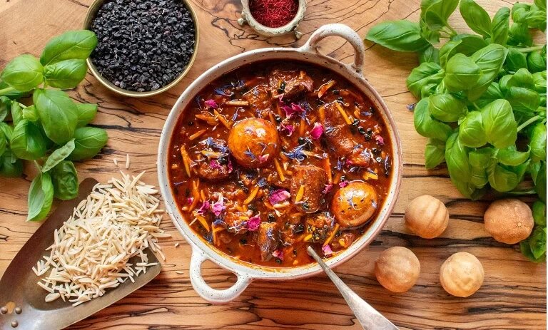 خورشت خلال کرمانشاه : طعمی از تاریخ با خلال بادام و زرشک سیاه خورشت خلال