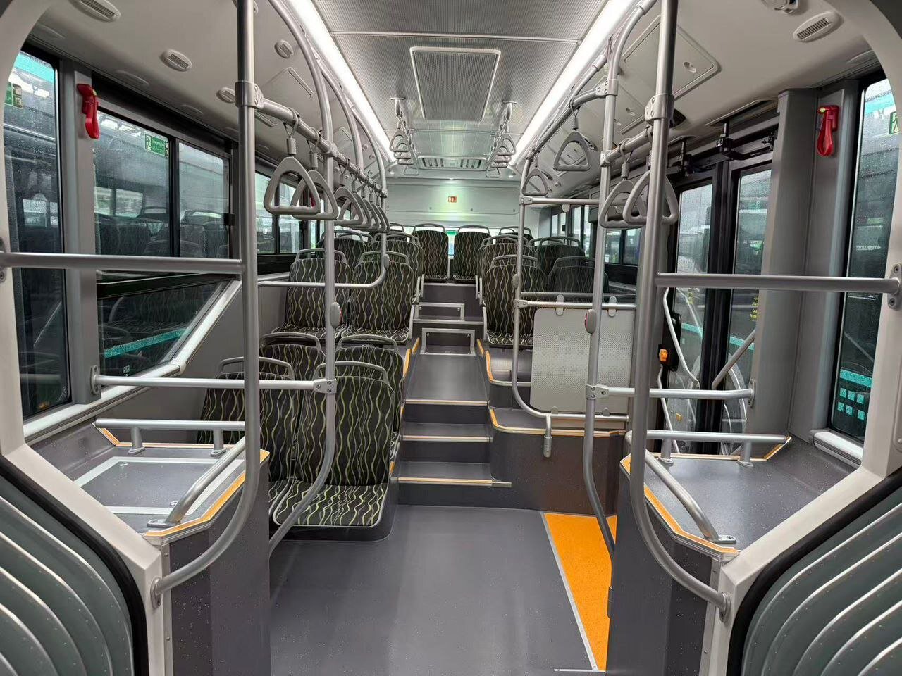 اتوبوس های دوکابین بی آر تی در راه ایران+تصاویر