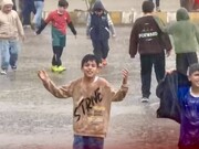 خوشحالی عجیب کودکان از بارش باران پس از ماه‌ها در ایران + فیلم