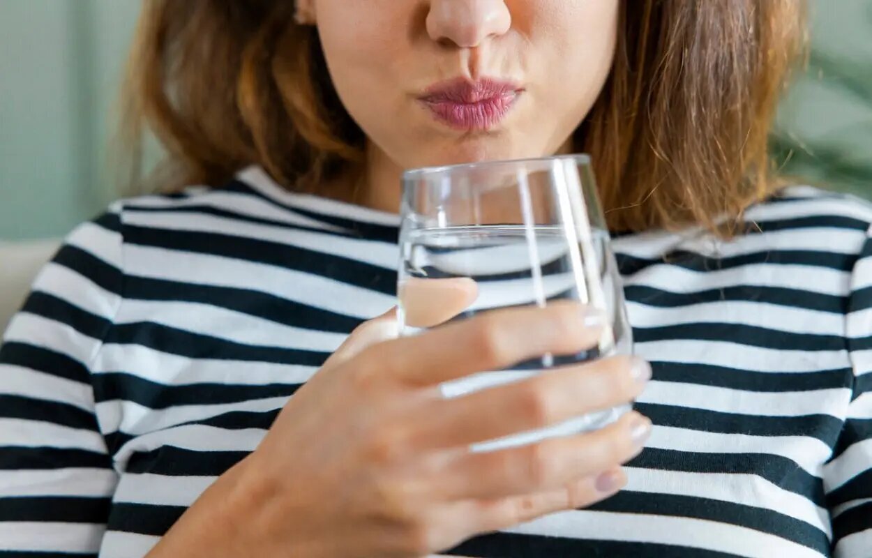 غرغره آب نمک تا چه میزان در رفع سرماخوردگی مفید است؟ غرغره آب نمک