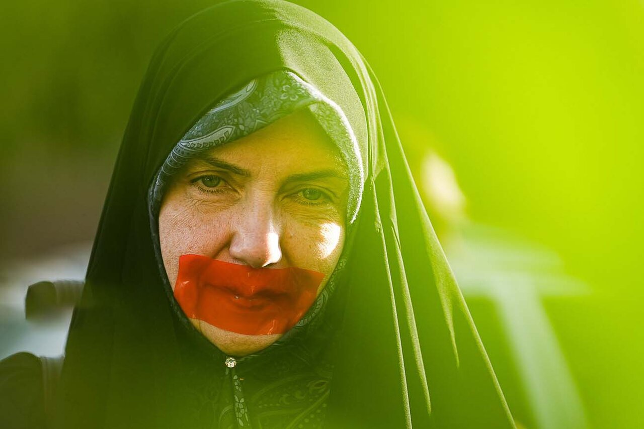 اعتراض متفاوت دختران دانشجو با دهان بسته ؛ پلاکاردهایشان را ببینید| تصاویر