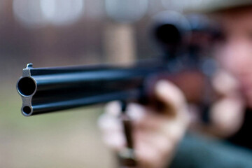 رابطه «ع.ش» بازیگر سینما با یک دختر نامزددار! + ویدئو | اسلحه کشیدن سر صحنه و فرار بازیگر