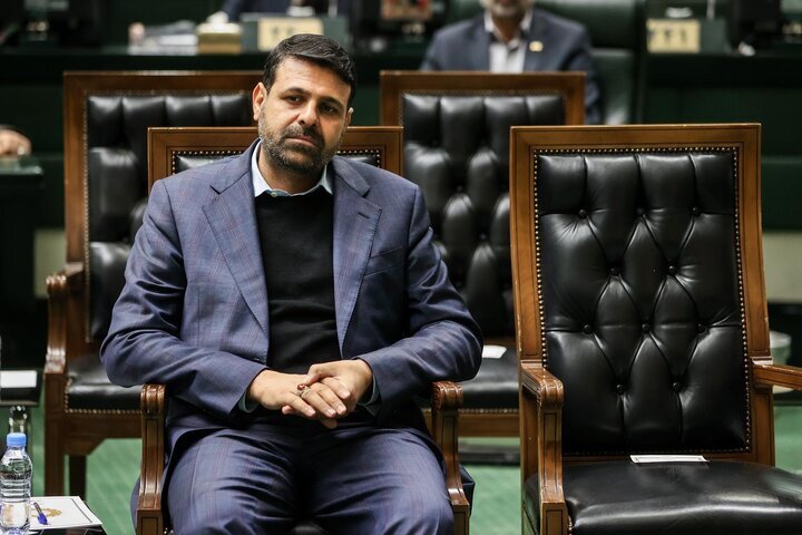 نادری: هیأترئیسه مجلس هیچ تصمیمی برای تعویق یا توقف استیضاحها نگرفته است احمد نادری