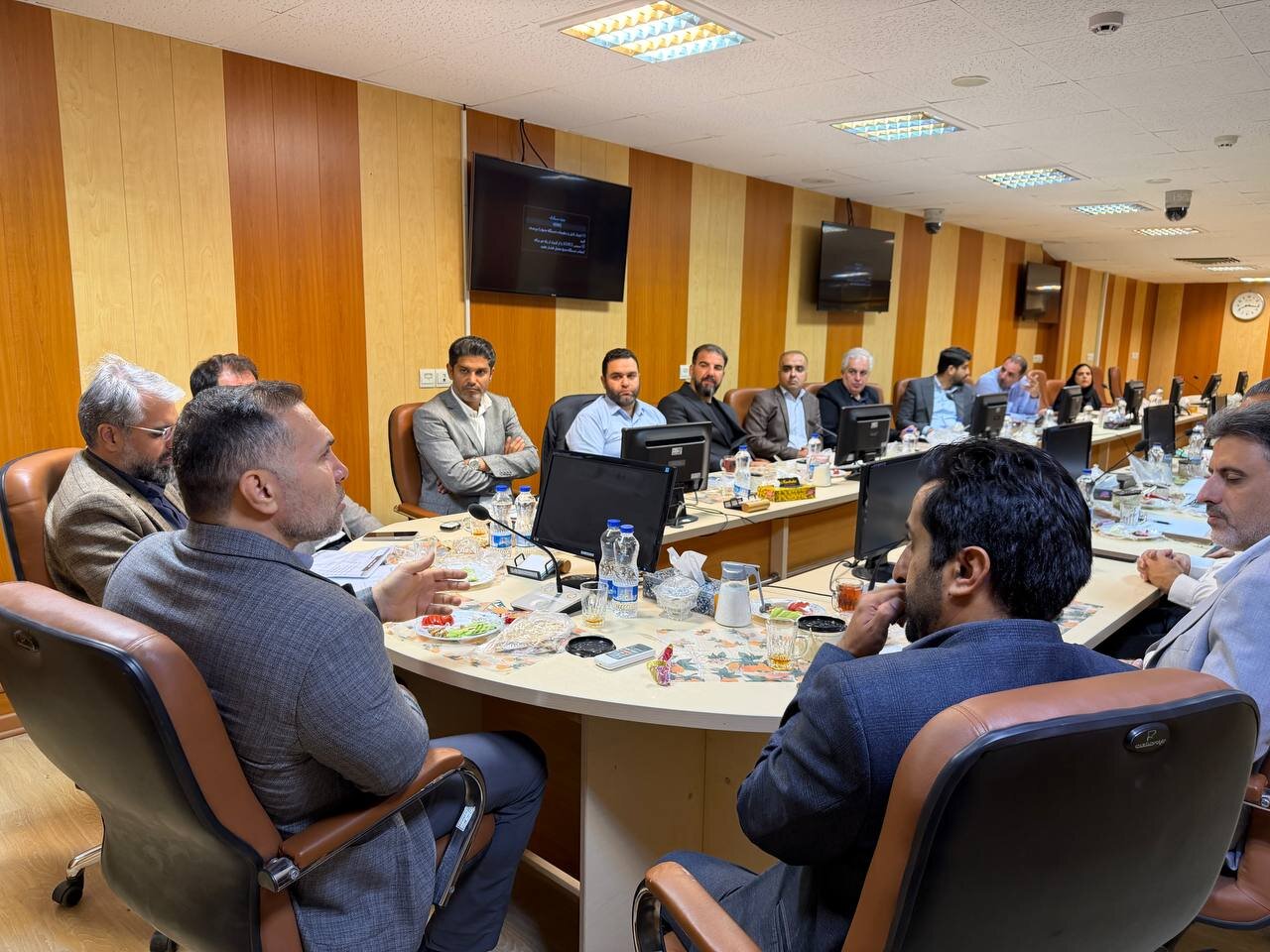 تقدیر شهرداری از بهترین بازیکن فوتسال آسیا تقدیر شهرداری از بهترین بازیکن فوتسال آسیا
