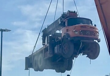 صحنه خطرناک بلند کردن جرثقیل با جرثقیل وسط شهر | راننده جرثقیل درحال فیلمبرداری است! + فیلم