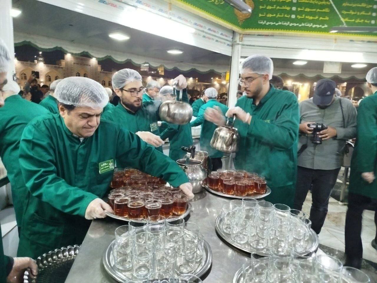 چای ریختن عراقچی برای زائران امام رضا (ع) | تصاویر