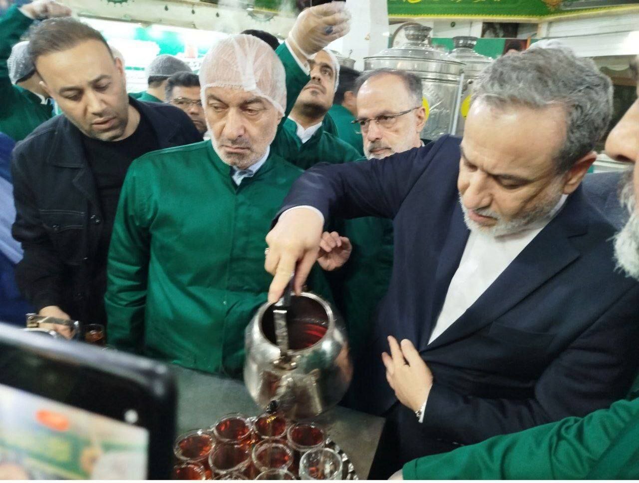 چای ریختن عراقچی برای زائران امام رضا (ع) | تصاویر