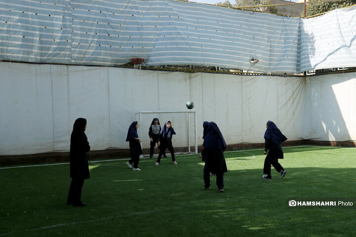 زنان فوتبالیست صاحب زمین چمن شدند