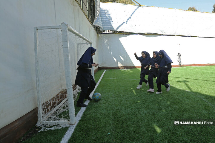 زنان فوتبالیست صاحب زمین چمن شدند